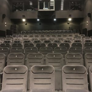Zdjęcie przedstawia widok na widownię pustej sali widowiskowej