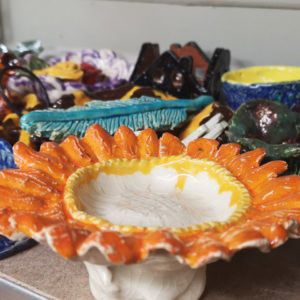 Zdjęcie przedstawia prace ceramiczne wykonane podczas zajęć z rzeźby i ceramiki w TCK