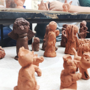 Zdjęcie przedstawia rzeźby wykonane podczas zajęć z rzeźby i ceramiki w TCK