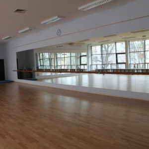 Zdjęcie przedstawia wnętrze sali baletowej