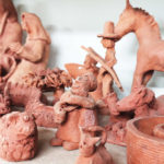 Zdjęcie przedstawia rzeźby wykonane podczas zajęć z rzeźby i ceramiki w TCK