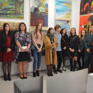 Zdjęcie przedstawia wystawę prac uczniów Zespołu Szkół Artystyczno-projektowych w Tarnowskich Górach