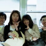 Zdjęcie przedstawia uśmiechnięte japońskie uczennice