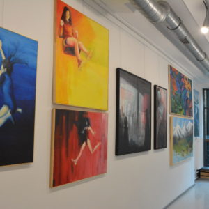 Zdjęcie przedstawia wystawę prac uczniów Zespołu Szkół Artystyczno-projektowych w Tarnowskich Górach