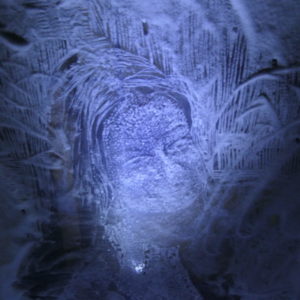 Zdjęcie przedstawia portret narysowany na soli rozsypanej w Galerii Przytyk w ramach instalacji artystycznej