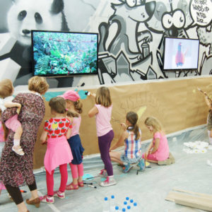 Zdjęcie przedstawia dzieci podczas warsztatów plastycznych