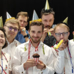 Zdjęcie przedstawia grupę Teatru Improwizacji Hamak w urodzinowych czapkach