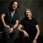 Zdjęcie przedstawia dwóch mężczyzn Eddiego Veddera i Rogera Watersa