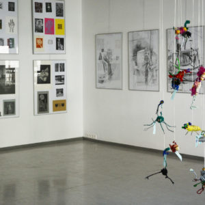 Zdjęcie przedstawia prace na wystawie uczestników zajęć plastycznych "Punkt Sztuki"