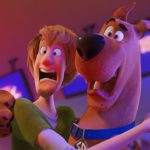 Kadr z filmu animowanego "Scooby Doo!" przedstawiajacy krzyczących i obejmujących się psa Scoobiego i Kudłatego