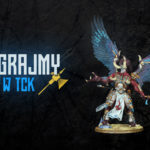 Grafika przedstawiajaca figurkę skrzydlatej postaci z gry "Warhammer 40000" i napis "Zagrajmy w TCK"