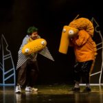 Kadr ze spektaklu "Jestem Aki" przedstawia dwóch aktorów przebranych w zółte stroje owadów
