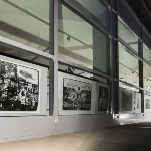 Zdjęcie przedstawia prace Jana Nowaka w oknach TCK