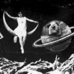 kadr z filmu Georga Meliesa "Podróż na księżyc" zdjęcie czarno-białe na którym kobieta siedzi na księżycu, druga siedzi wewnątrz planety Saturn, a pozostałe dwie stoją obok, jedna z nich trzyma gwiazdę