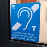 zdjęcie znaku dostępności dla osób niedosłyszących naklejone w oknie kasy TCK