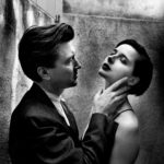 Zdjęcie autorstwa fotografa Helmuta Newtona. Czarno-biały portret przedstawiający Isabellę Rossellini oraz Davida Lyncha