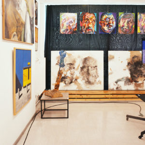zdjęcie wystawy, obrazy na ścianie w Galerii Przytyk