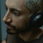 zdjęcie z filmu "Sound of metal" przedstawiające aktora Riza Ahmeda ze słuchawkami na uszach