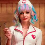 zdjęcie aktorki Carey Mulligan w przebraniu pielęgniarki z filmu "Obiecująca. Młoda. Kobieta"