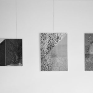 grafiki abstrakcyjne wiszące na ścianie Galerii Przytyk