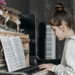 zdjęcie dziewczynki grającej na pianinie