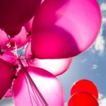 zdjęcie różowych balonów na tle nieba