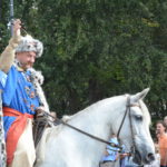 zdjęcie mężczyzny przebranego za Jana III Sobieskiego na koniu