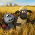 kadr z animacji "Baranek Shaun film. Farmagedon" baranek i kot wśród zboża