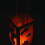 Zdjęcie przedstawia podswietlony od wewnątrz ręcznie wykonany lampion adwentowy