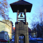 Zdjęcie przedstawia drewnianą Dzwonnicę Gwarków