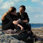 zdjęcie z filmu "Wyspa Bergmana" dwoje ludzi siedzi na skale nad morzem