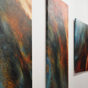 abstrakcyjne obrazy wiszące na ścianie w Galerii Przytyk