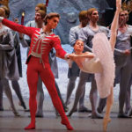 zdjęcie zespołu baletowego na scenie