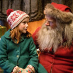 zdjęcie z filmu "Mikołaj w każdym z nas2) święty Mikołaj a obok niego siedzi dziewczynka