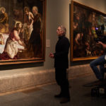 Jeremy Irons przed obrazem w muzeum Prado