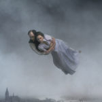 przytulająca się para latająca wśród chmur - zdjęcie z filmu "O nieskończoności"