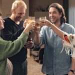zdjęcie czwórki ludzi wznoszących toast