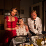 zdjęcie z filmu "Powrót do tamtych dni" troje bohaterów (rodzice i dziecko) siedzą przy stole