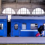 zdjęcie wagonów niebieskiego pociągu na stacji kolejowej
