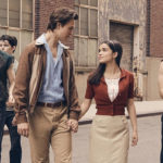zdjęcie z filmu "West Side Story" młoda para trzyma się za ręce, wokół koledzy
