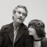 czarno białe zdjęcie aktora Joaquina Phoenix i chłopczyka