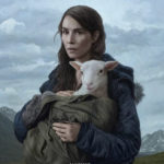Ilustracja przedstawiająca plakat z filmu "Lamb" - kobieta trzymająca na rekachowcę