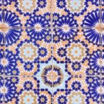Zdjęcie przedstawia marokańskie, bohato zdobione, kolorowe kafelki