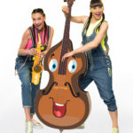 zdjęcie dwóch pań ubranych na kolorowo trzymających instrumenty