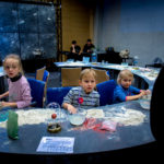 zdjęcie dzieci na warsztatach plastycznych przy stole