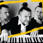 Czarnobiałe zdjęcie przedstawiajace trzy wizerunki mężczyzny grającego na fortepianie
