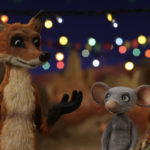 animacja lis i mysz rozmawiający na imprezie plenerowej