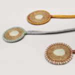 Zdjęcie przedstawia rękodzieło - ręcznie wykonane wisiorki ze sznurka