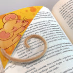 na zdjęciu książka z zakładką z ilustracją myszy