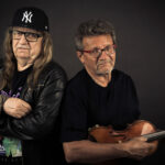 zdjęcie dwóch mężczyzn po 60 roku życia ze skrzypcami i bez instrumentu